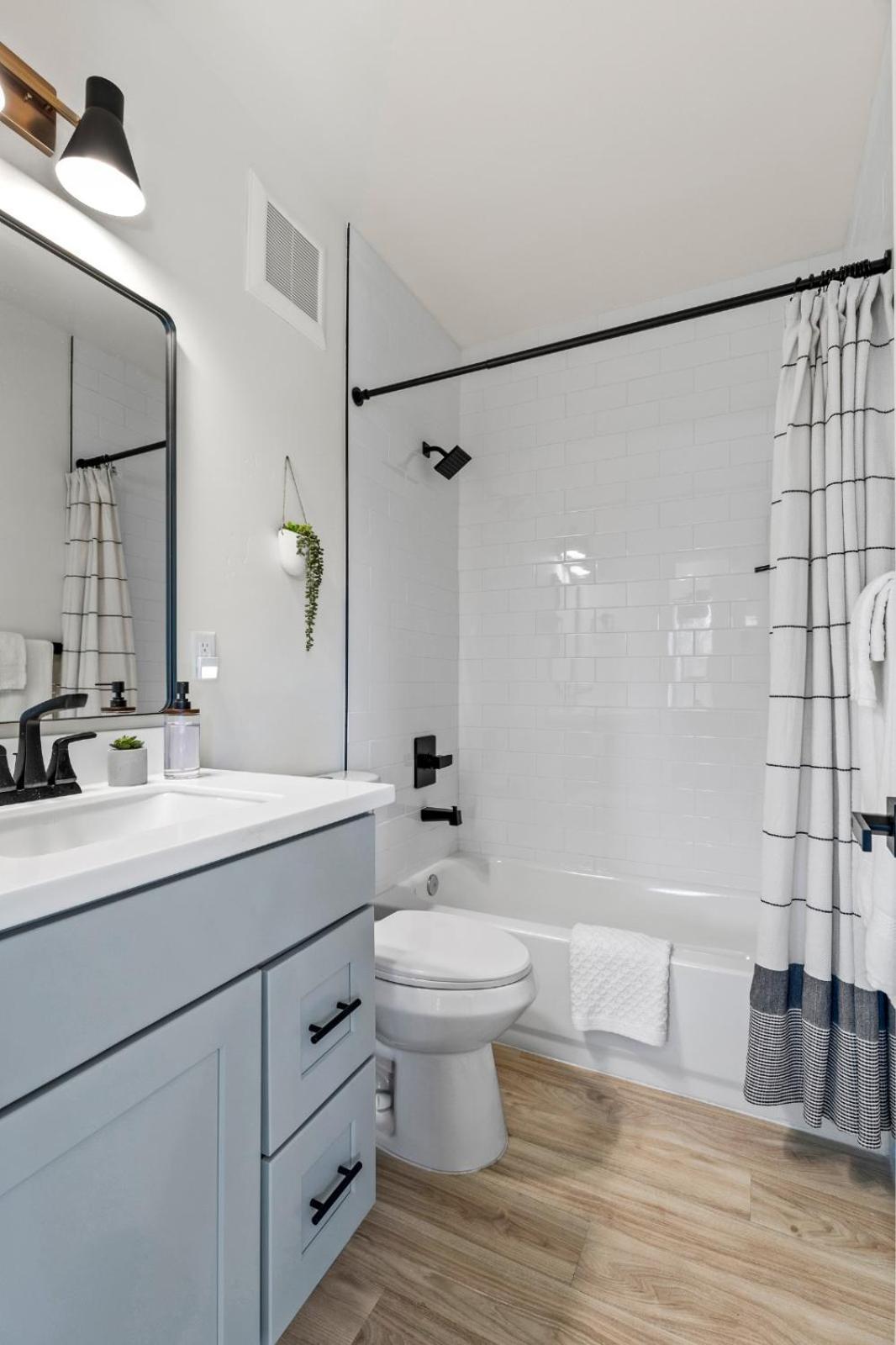 Quiet Getaway With 2 Kings, 3 Beds Pet Friendly *