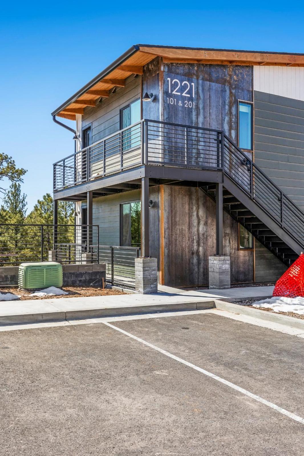 Quiet Getaway With 2 Kings, 3 Beds Pet Friendly *